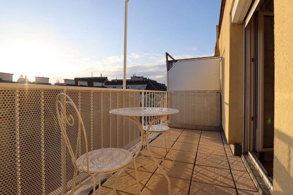 Apartment Brilliant View: Balcony Home, Modern, Stylish And Newly Renovated