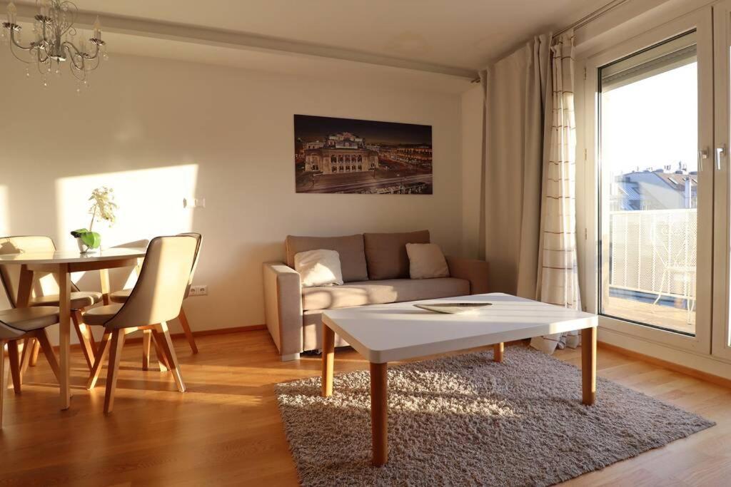 Brilliant View: Balcony Home, Modern, Stylish And Newly Renovated * Vienna